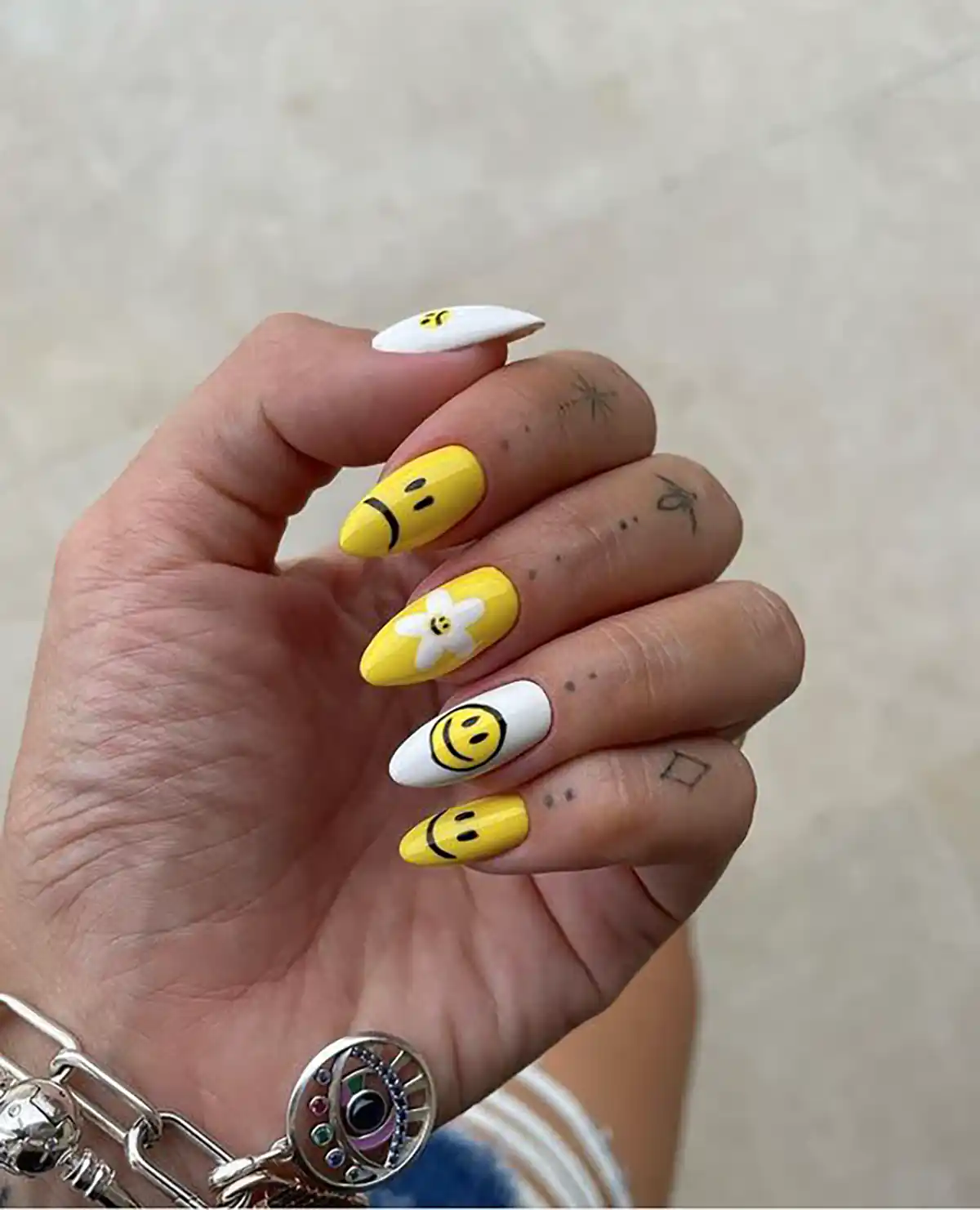 ایده طراحی با لاک ناخن زرد
