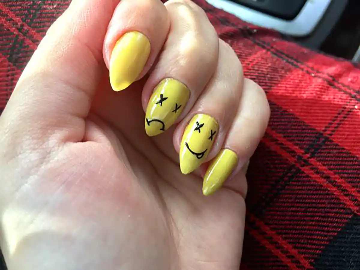 ایده طراحی با لاک ناخن زرد