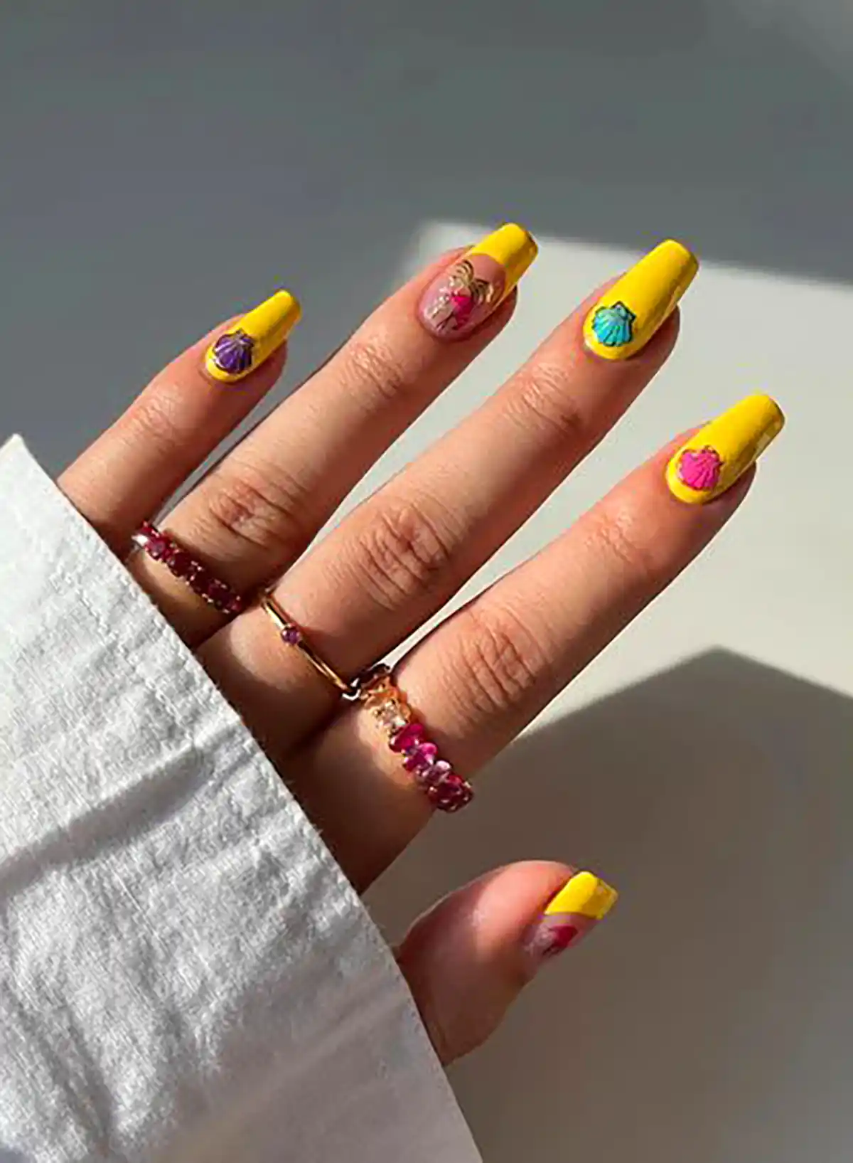 ایده طراحی با لاک ناخن زرد