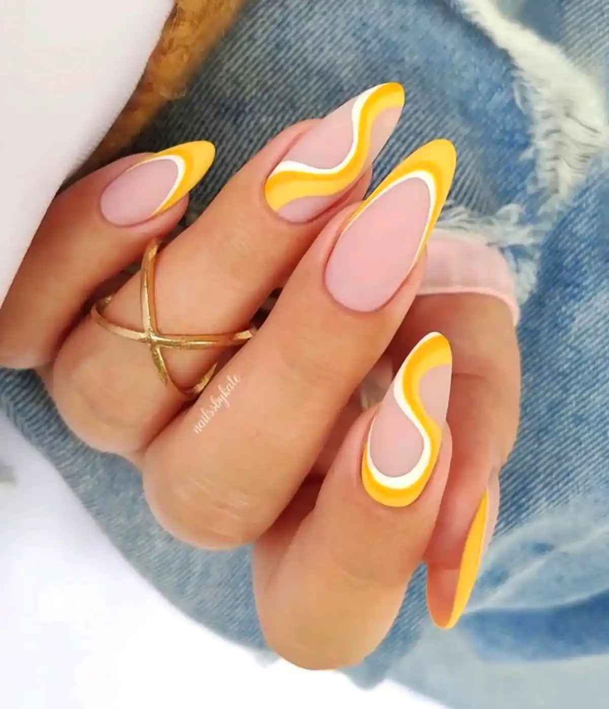 ایده طراحی با لاک ناخن زرد