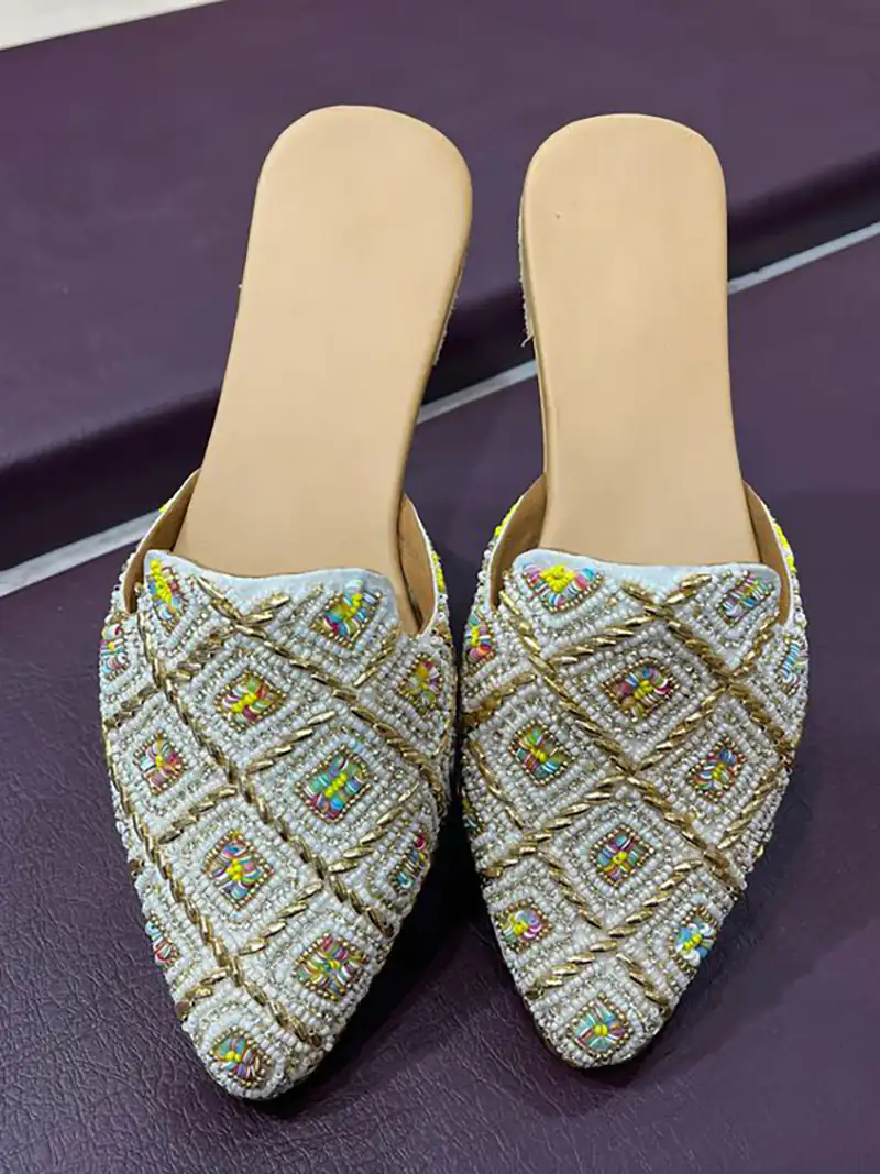 کفش هندی سنگدوزی شده