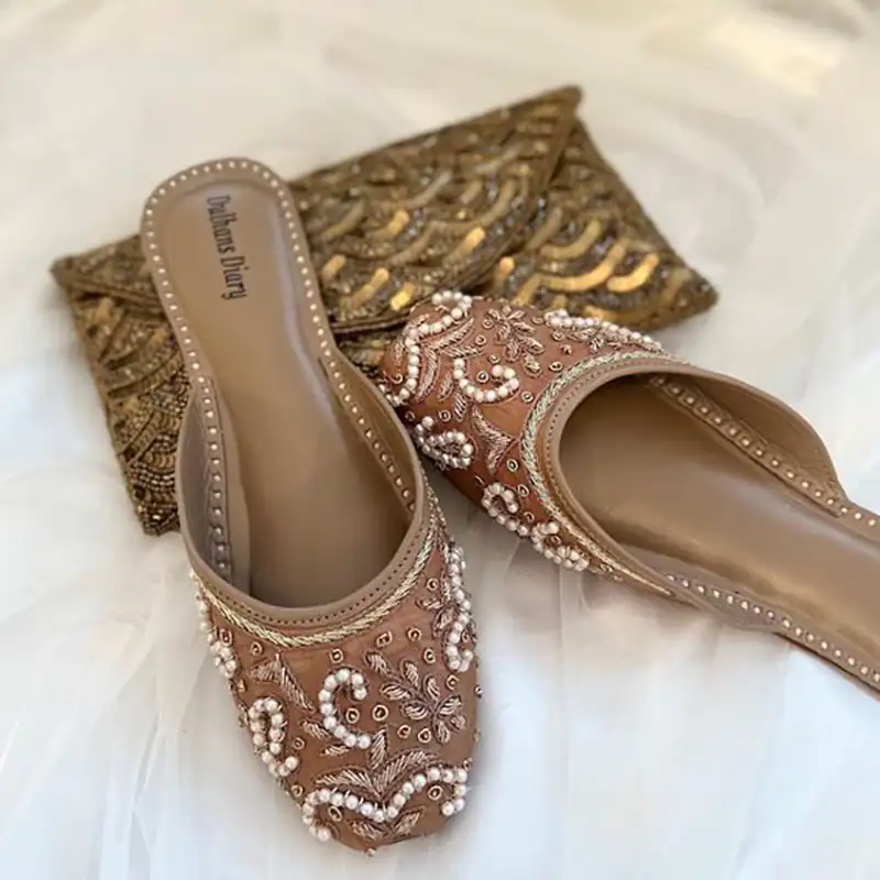 کفش هندی سنگدوزی شده