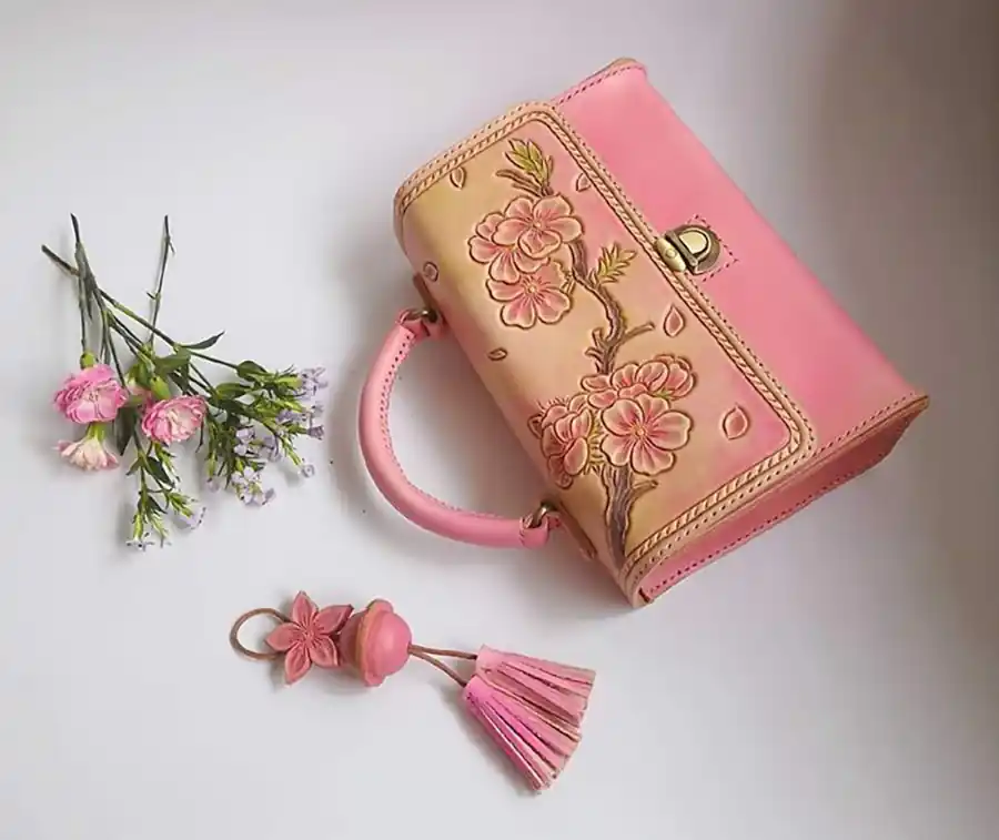 کیف چرم گلدوزی شده