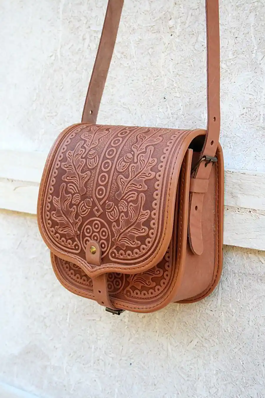 کیف چرم گلدوزی شده