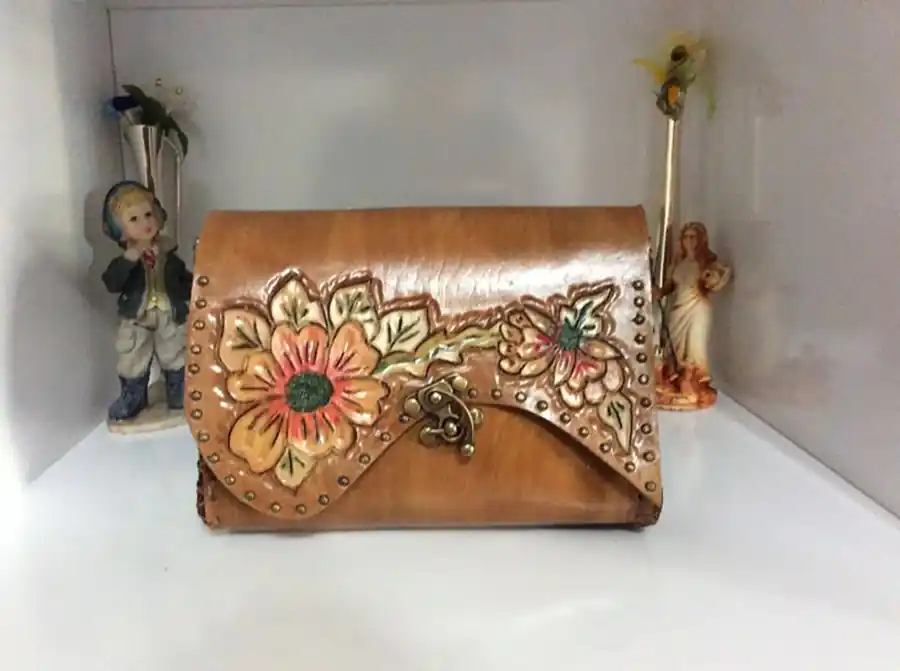 کیف چرم گلدوزی شده