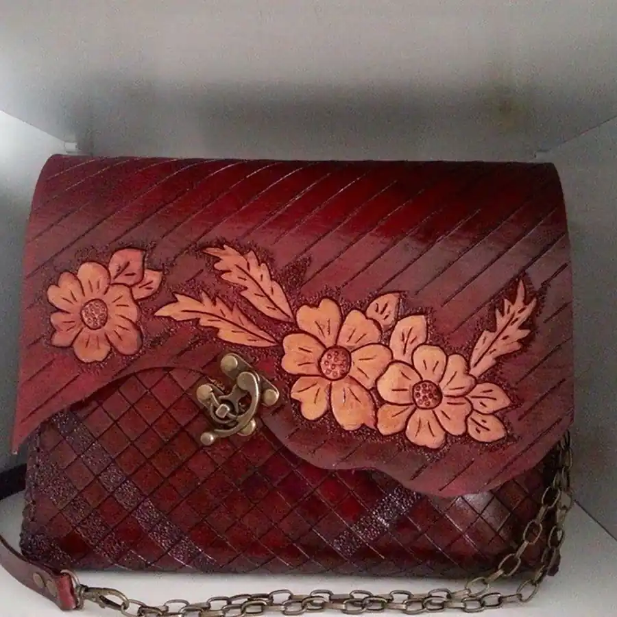 کیف چرم گلدوزی شده