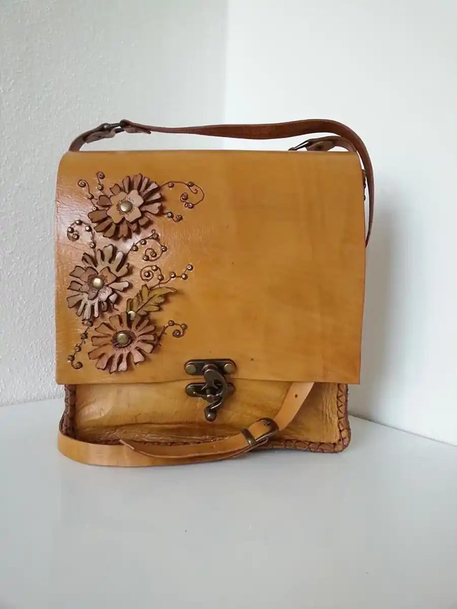 کیف چرم گلدوزی شده