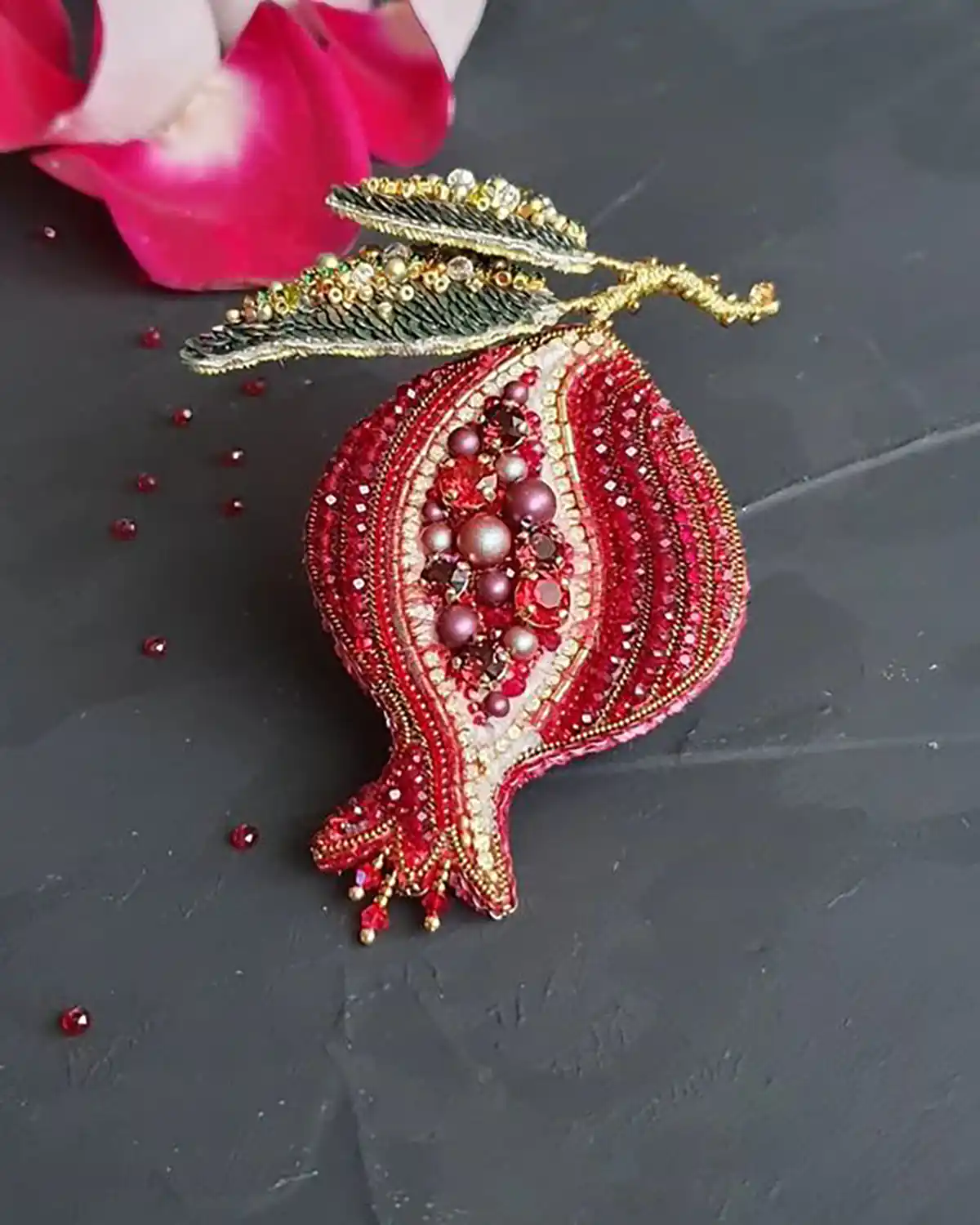 سنجاق سینه انار سنگ دوزی شده