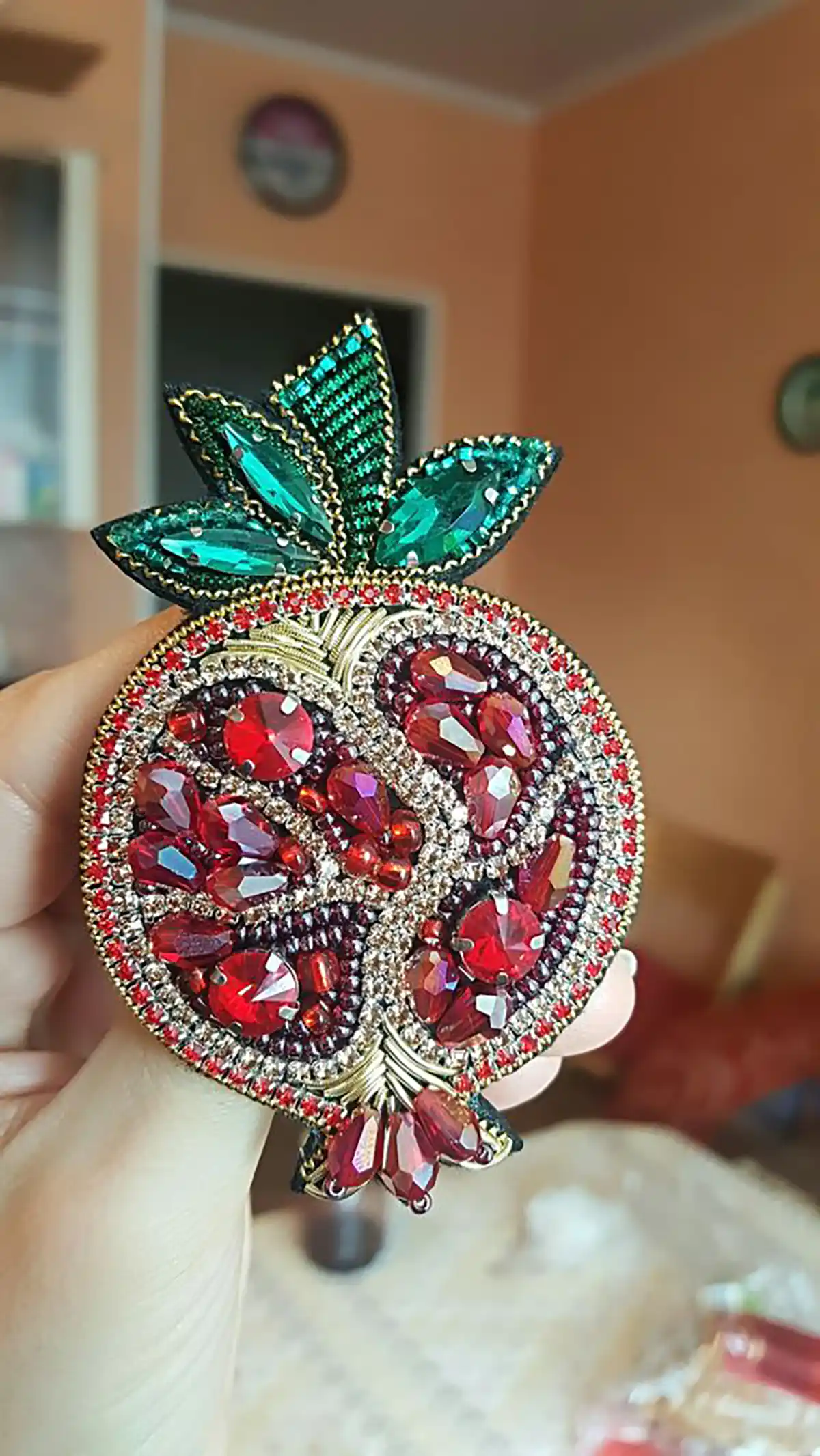 سنجاق سینه انار سنگ دوزی شده