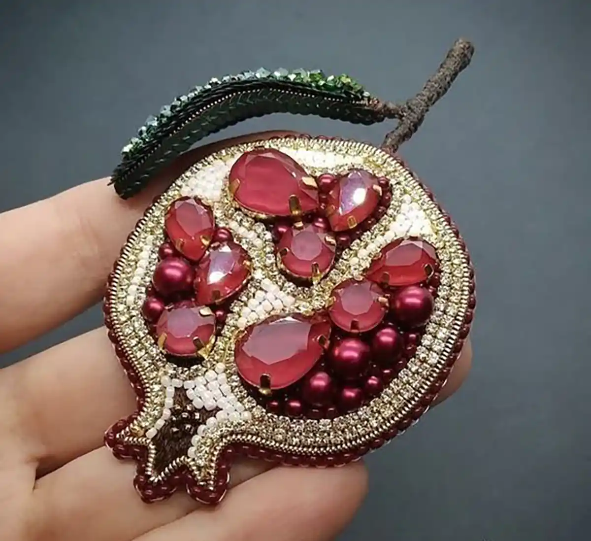 سنجاق سینه انار سنگ دوزی شده