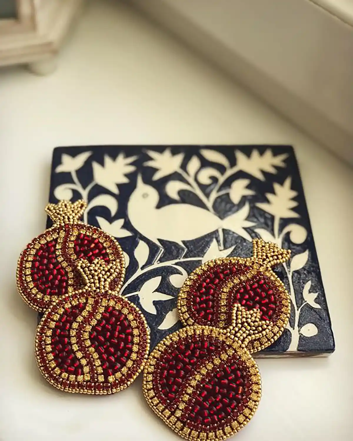 سنجاق سینه انار سنگ دوزی شده