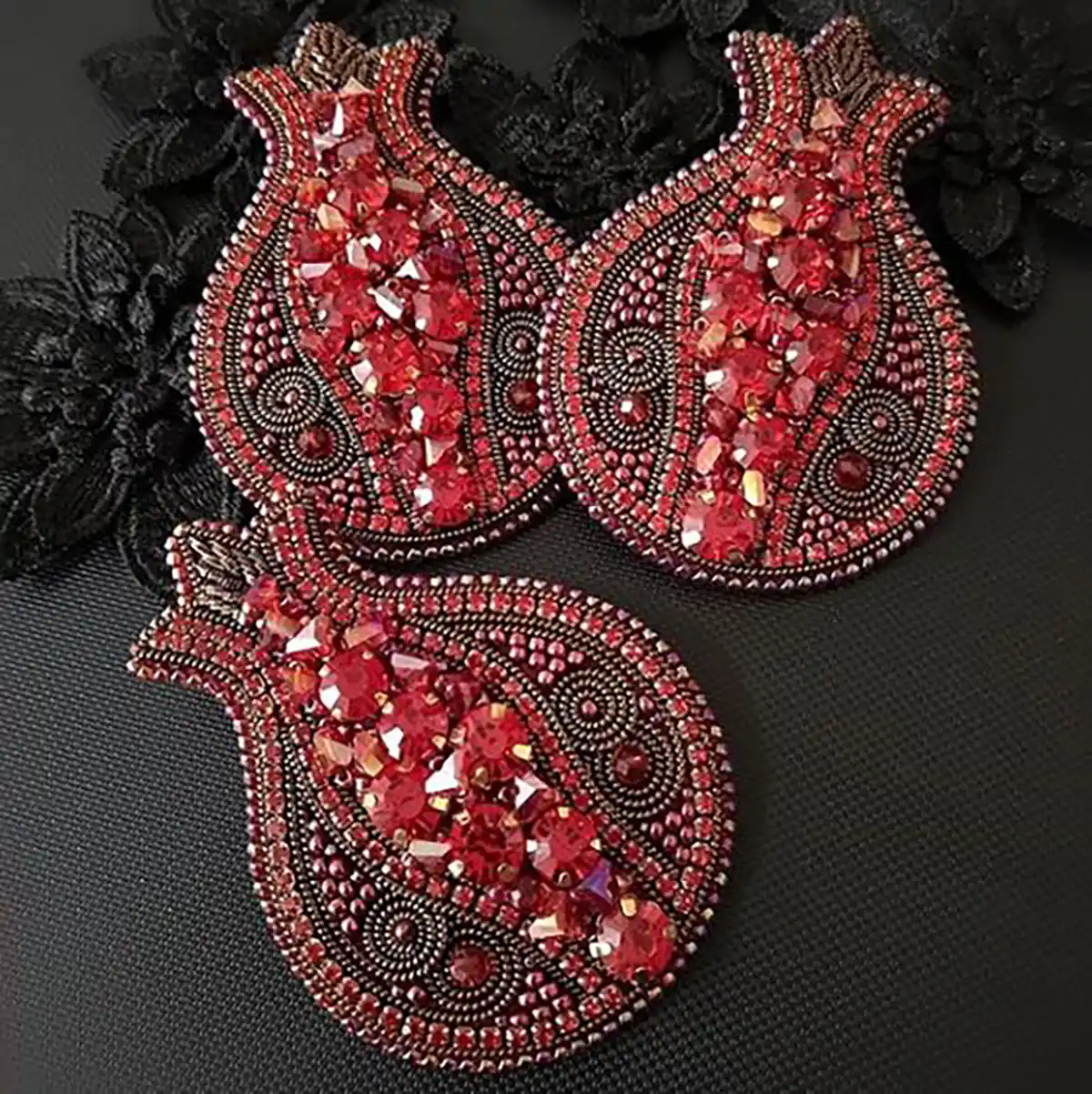 سنجاق سینه انار سنگ دوزی شده
