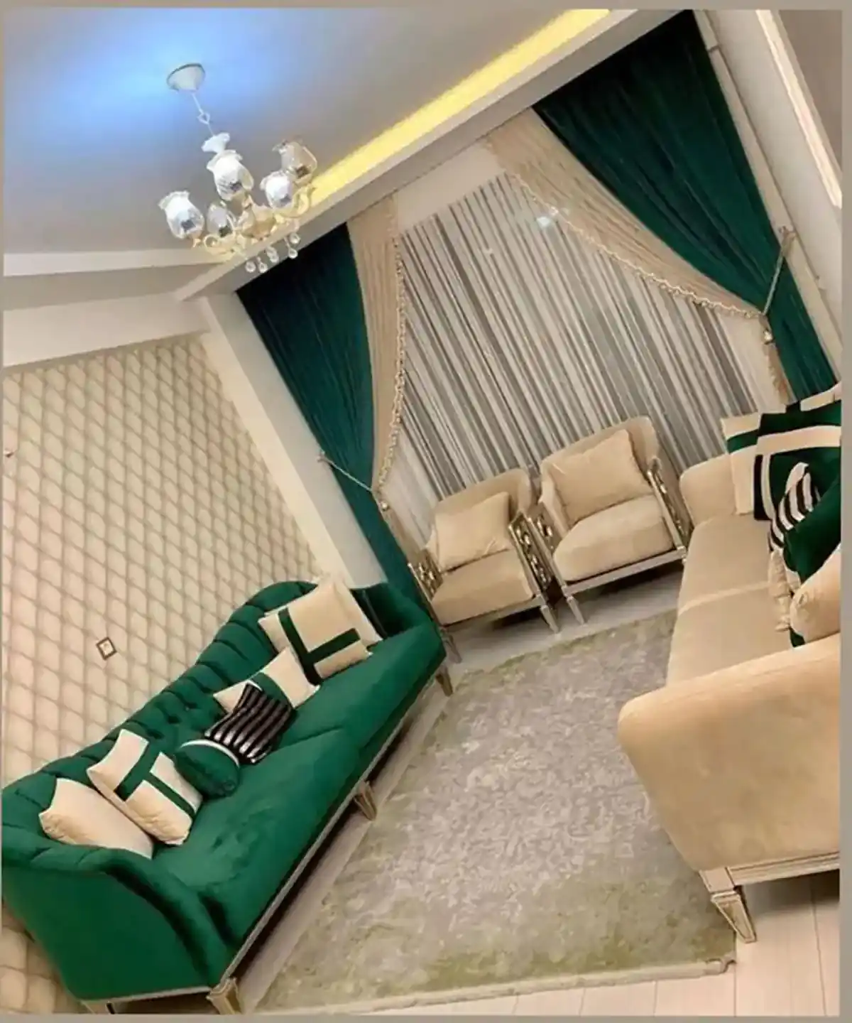 یک خونه گرم مدرن با دکور سبز زمردی