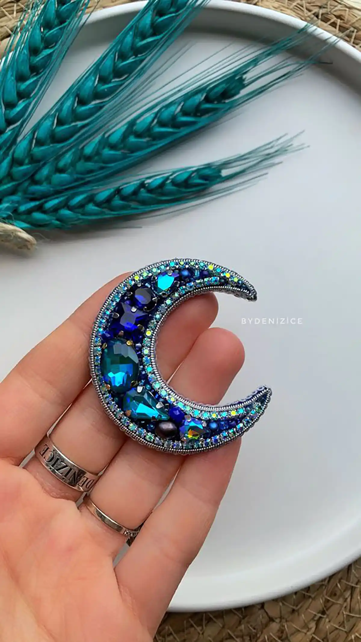 سنجاق سینه منجوق دوزی زیبا