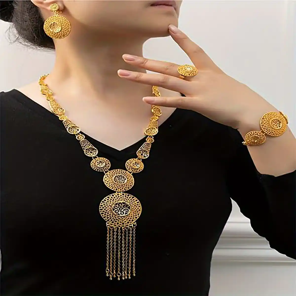 ست جواهرات طلای پر زرق و برق