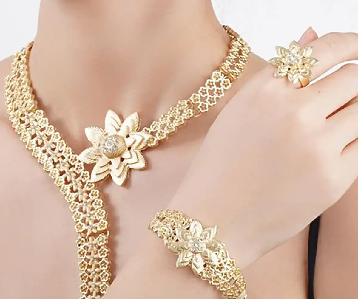 ست جواهرات طلای پر زرق و برق