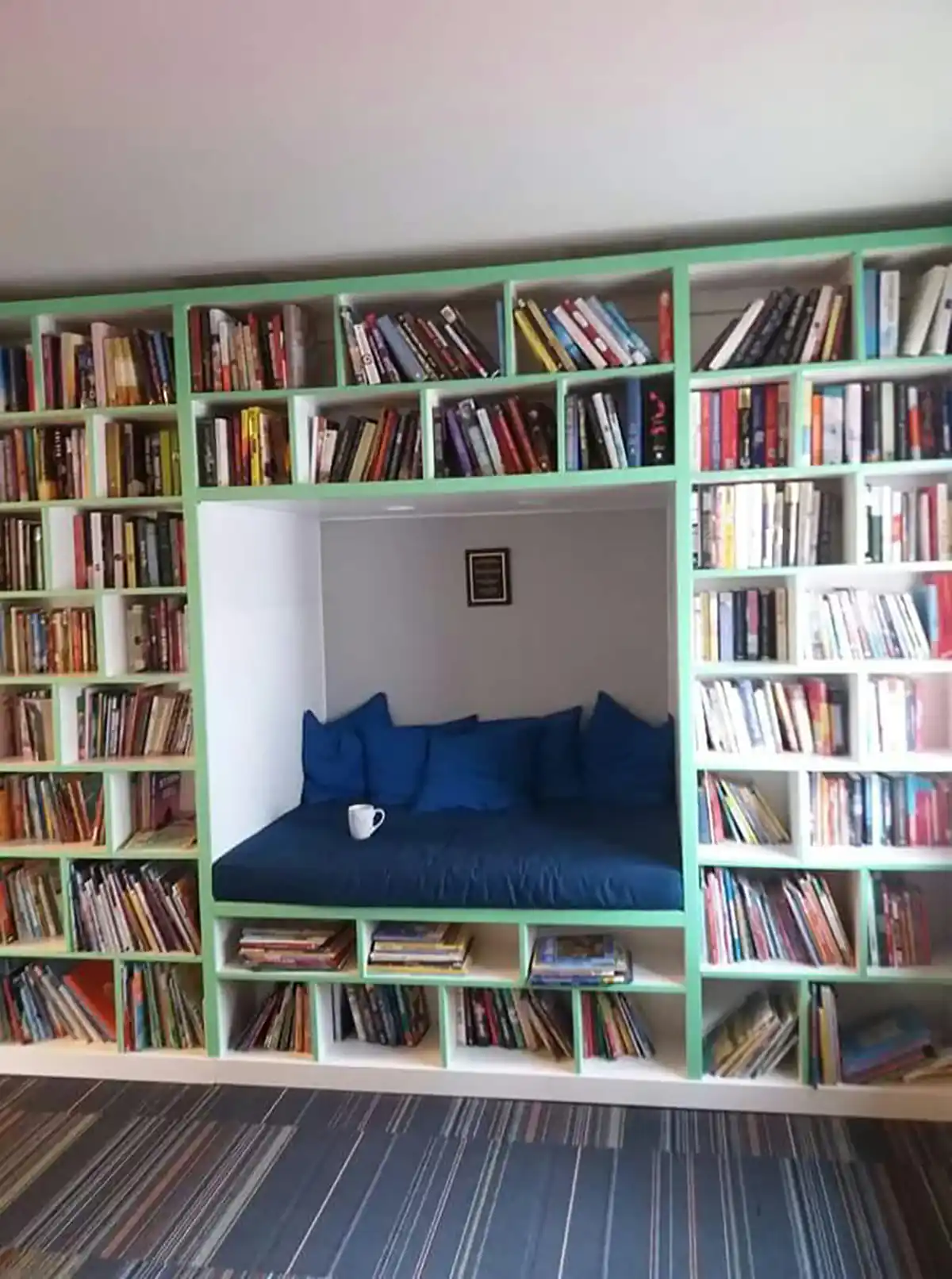 طراحی نشیمن در دکوراسیون کتابخانه