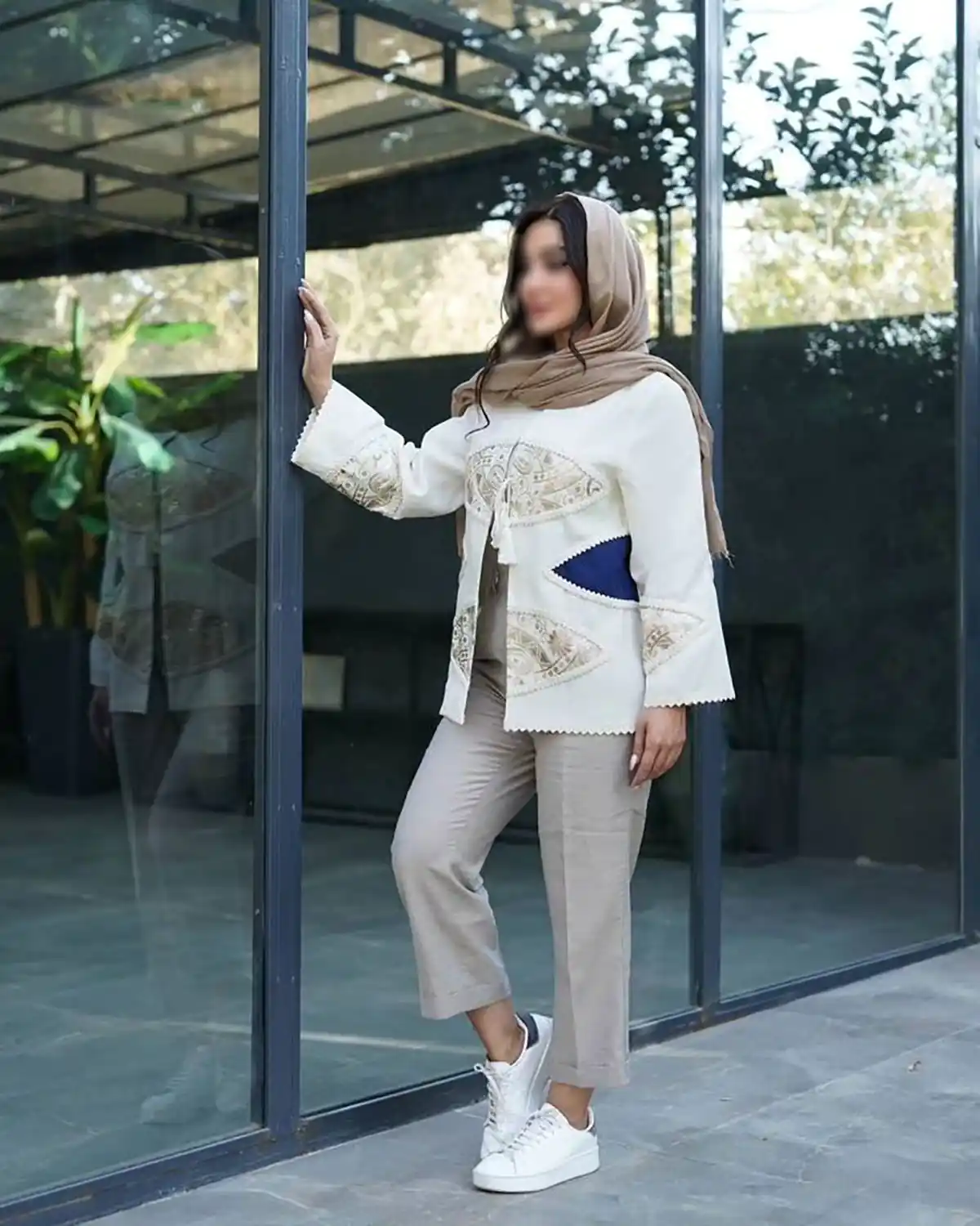 کت و شلوار سفید استخوانی