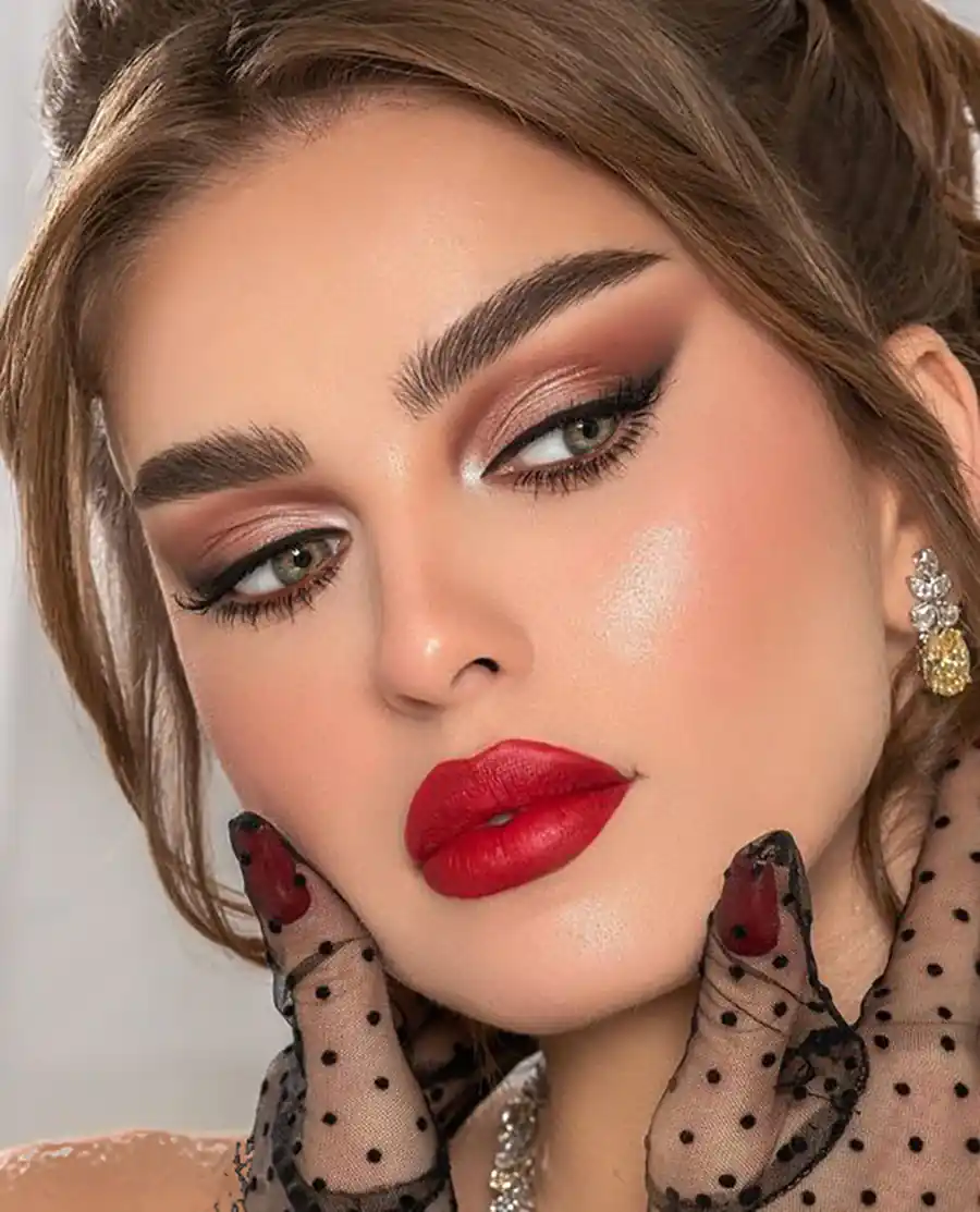 میکاپ لایت عروس با رژ قرمز