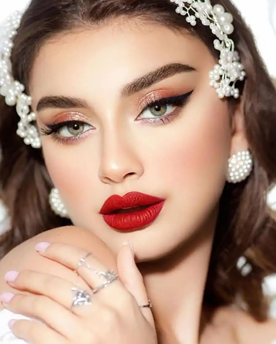 میکاپ لایت عروس با رژ قرمز
