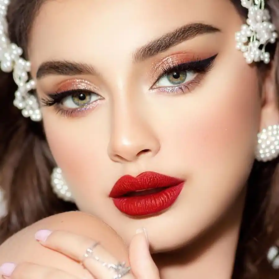 میکاپ لایت عروس با رژ قرمز