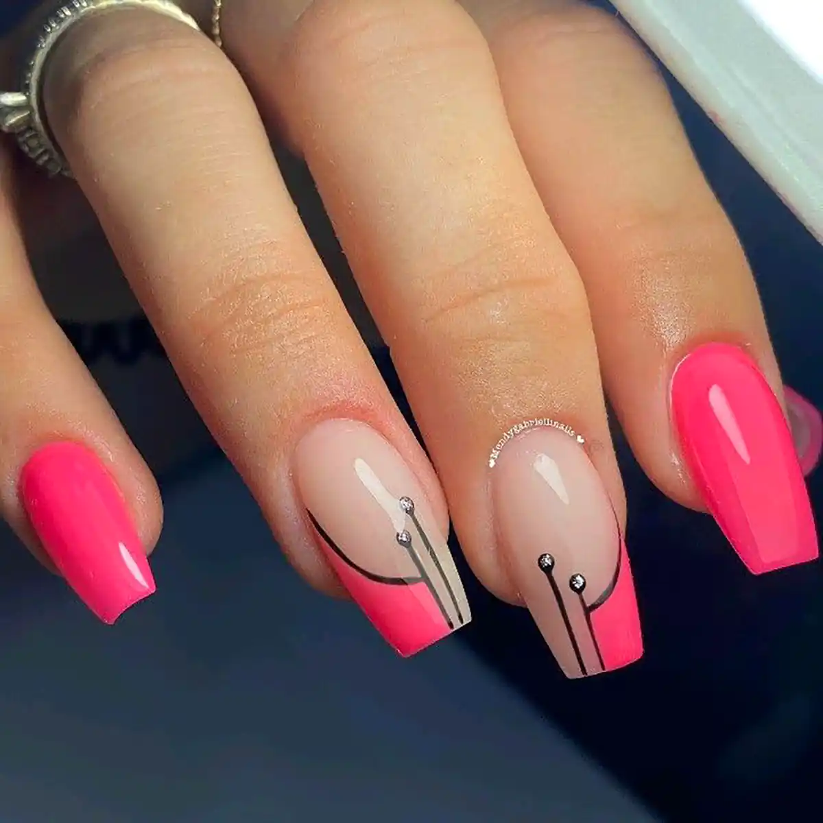 ناخن بلند سرخابی تابستانی