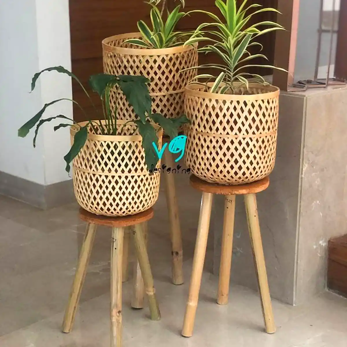 گلدان چوبی حصیری پایه دار