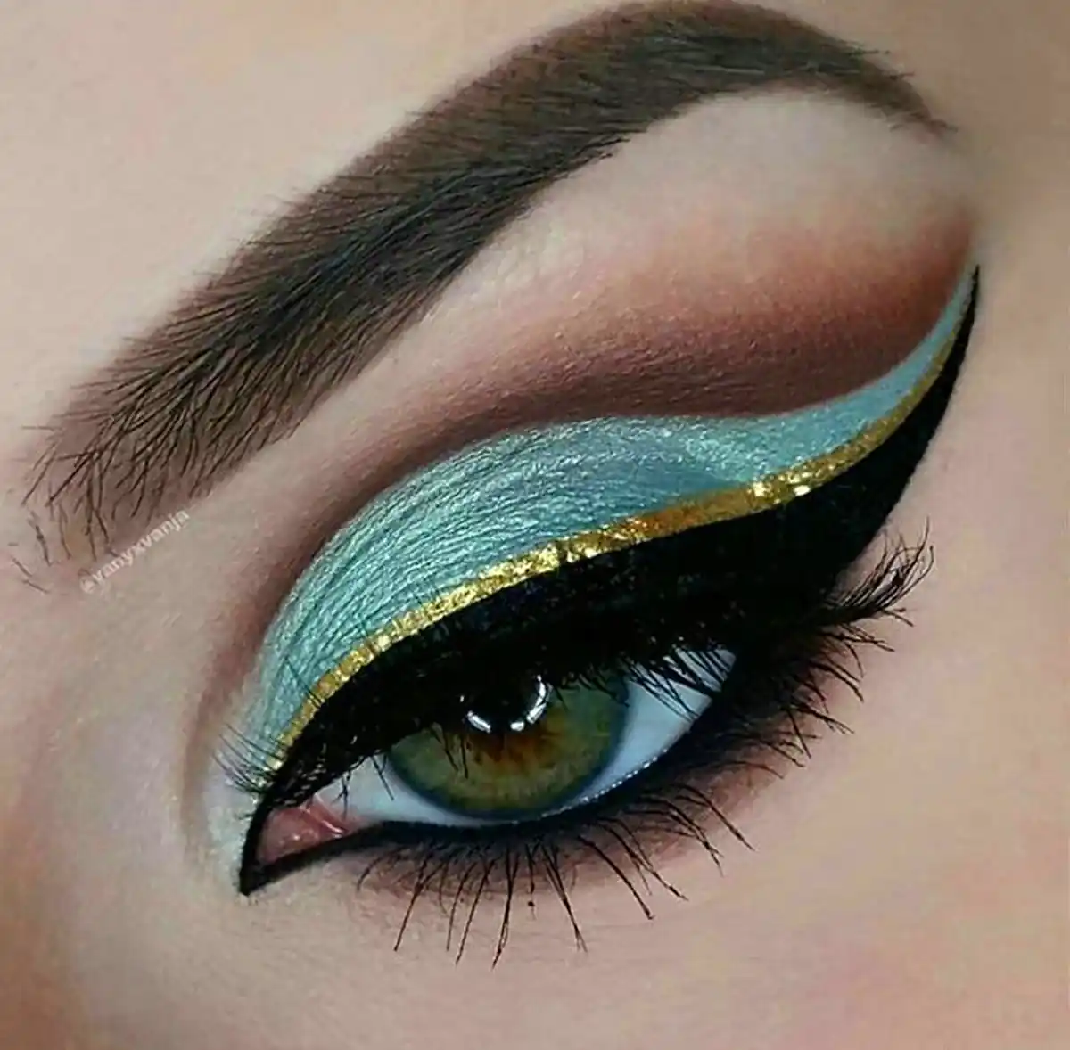 خط چشم رنگی
