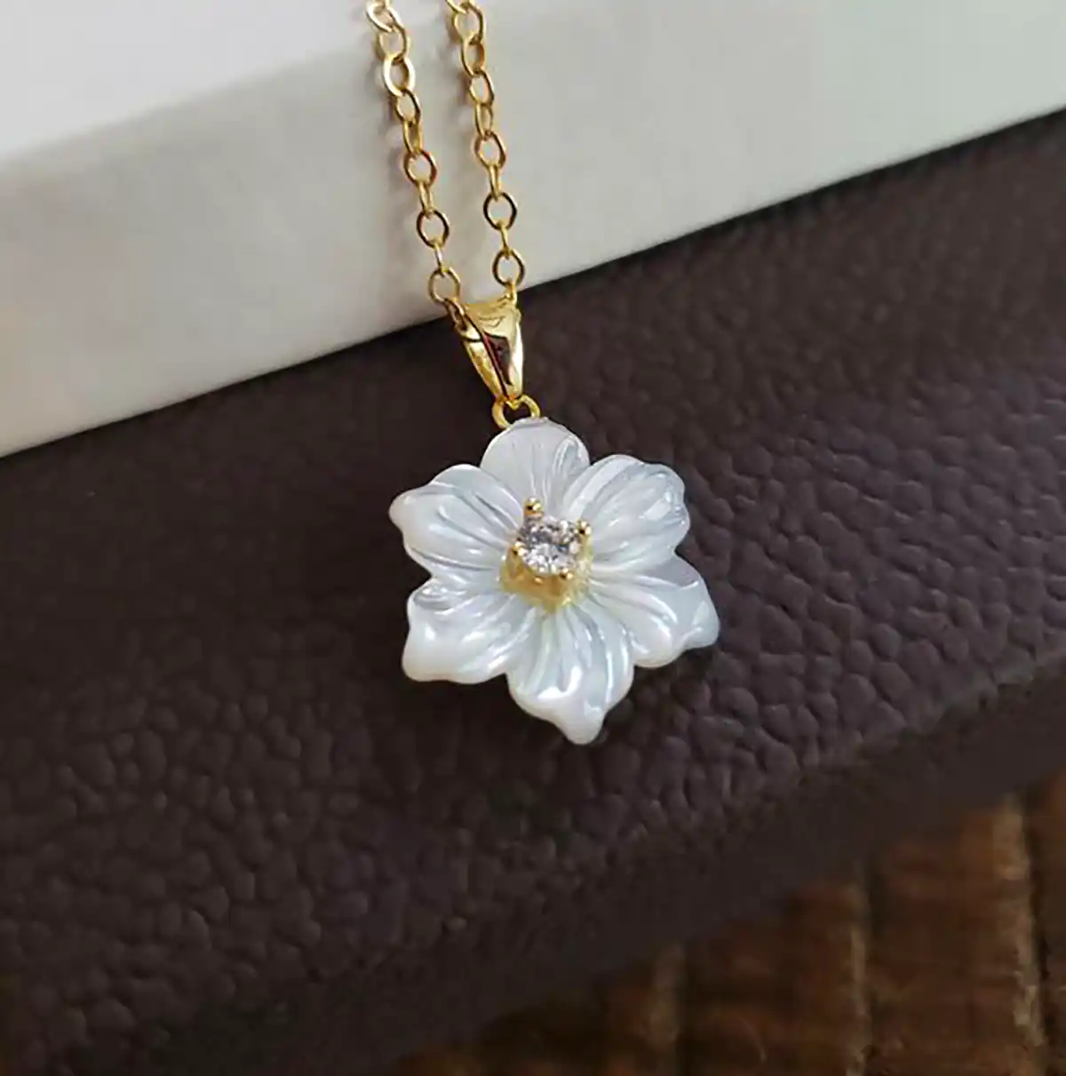 گردنبند ظریف گلبرگ