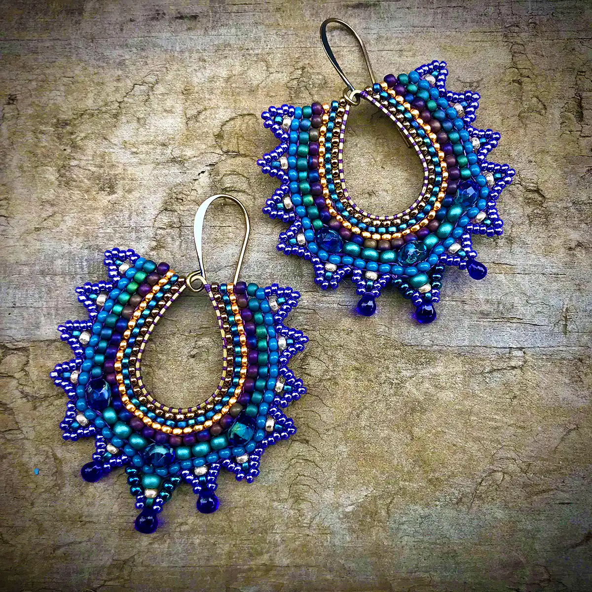 گوشواره‌های منجوقی چندرنگ