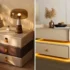 میز مدرن کنار تختی؛ ۱۵ ایده جذاب برای دکور اتاق خوابای امروزی