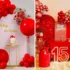 بک دراپ شیک قرمز؛ ۱۵ عکس خاص از دکورهای جذاب برای مراسم‌های شاد و متفاوت