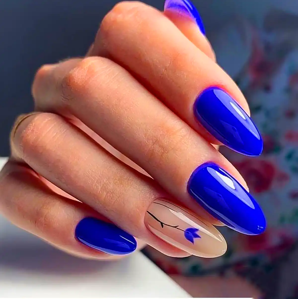 دیزاین ناخن بهاره با رنگ آبی
