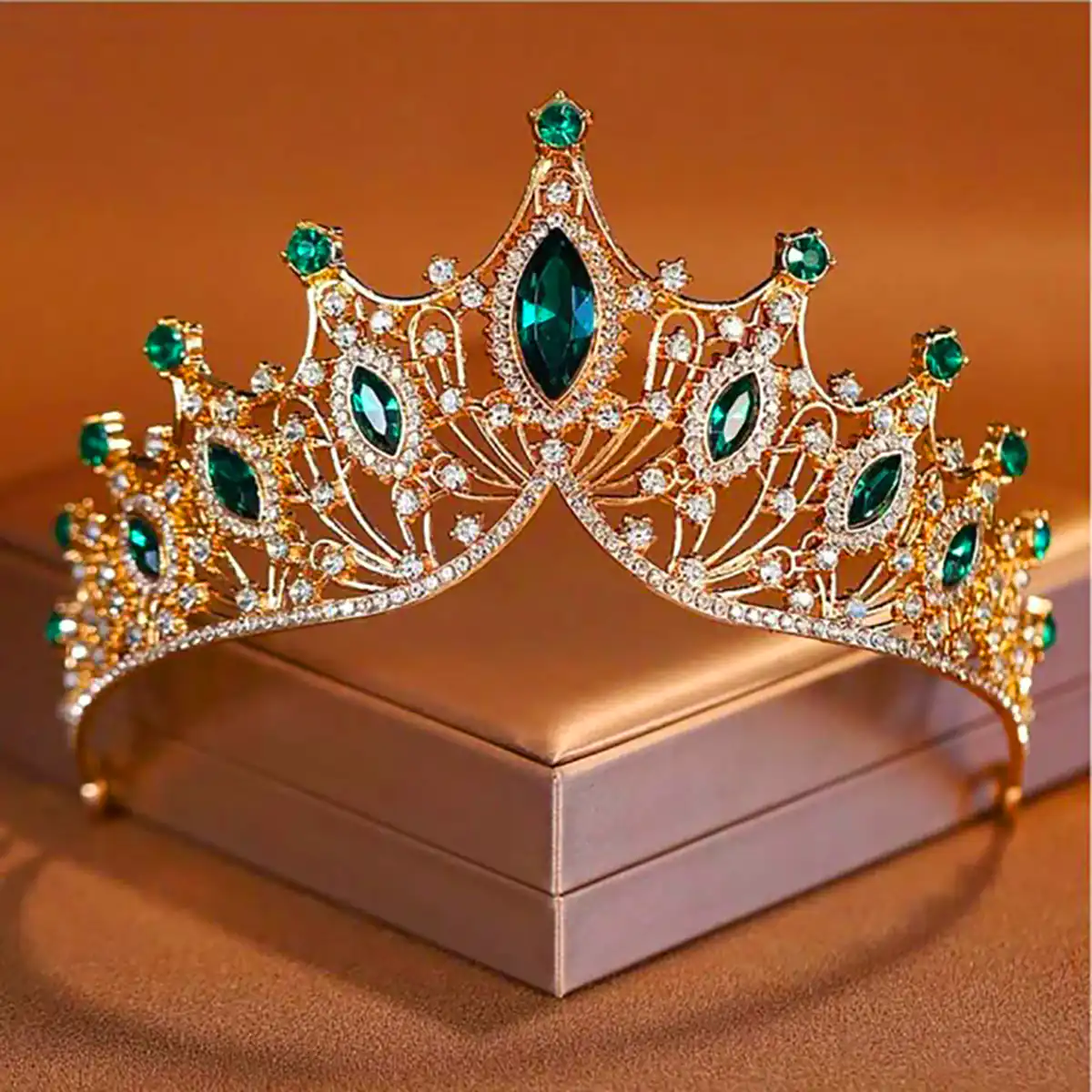 تاج با نگین رنگی