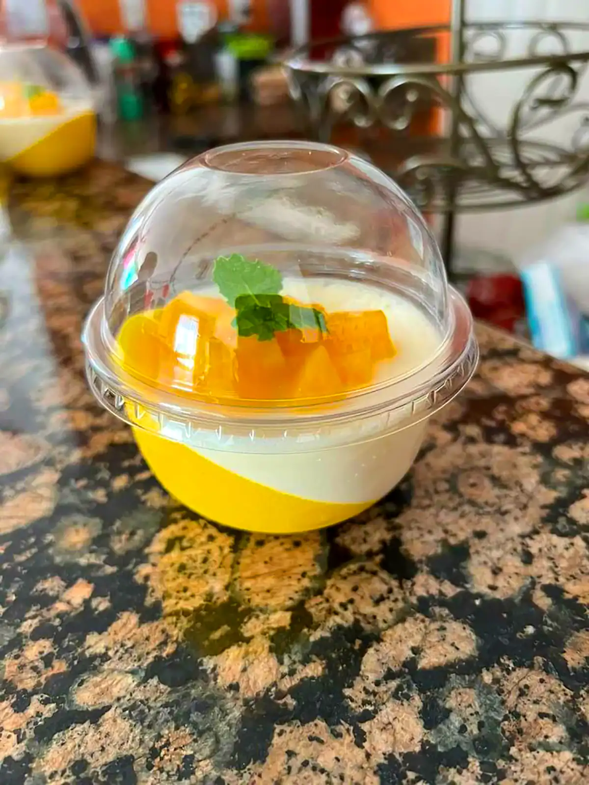 سرو میلک شیک انبه