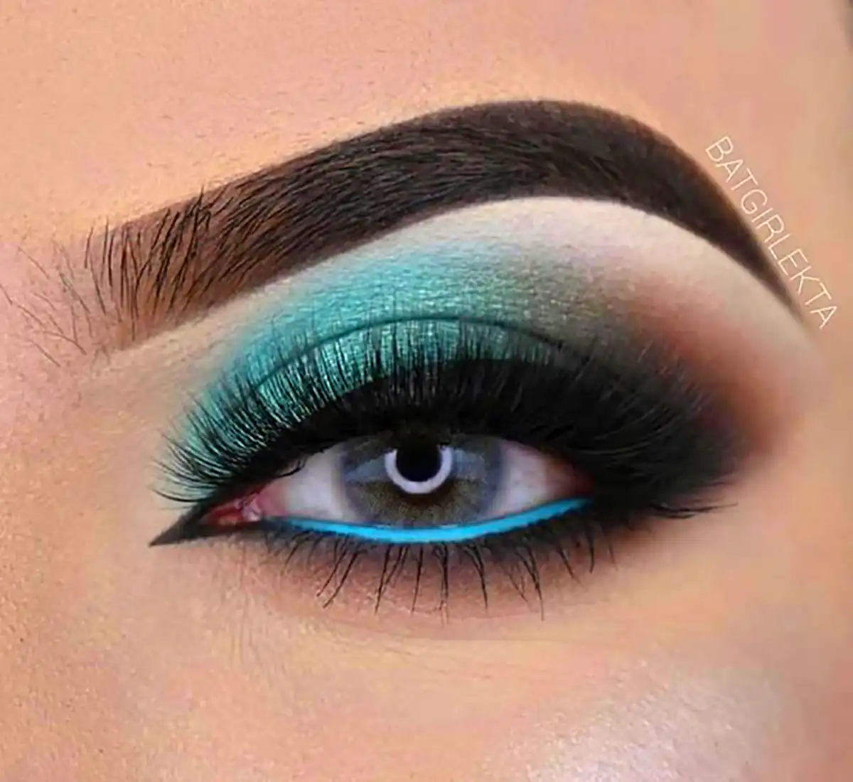 میکاپ چشم گرافیکی آبی