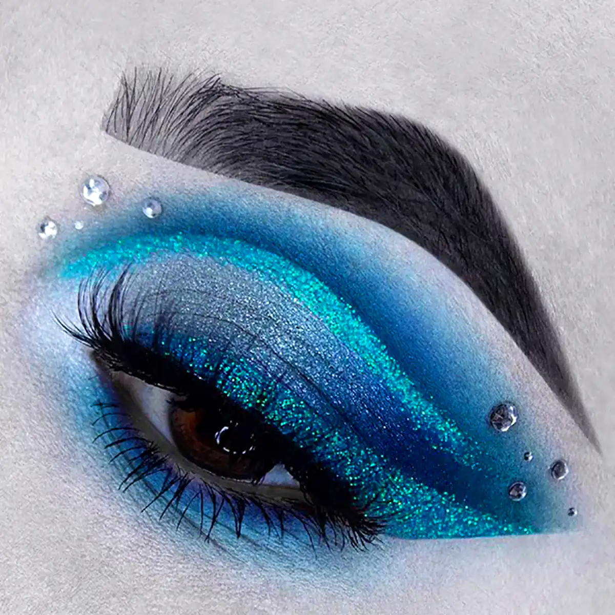 میکاپ چشم گرافیکی آبی