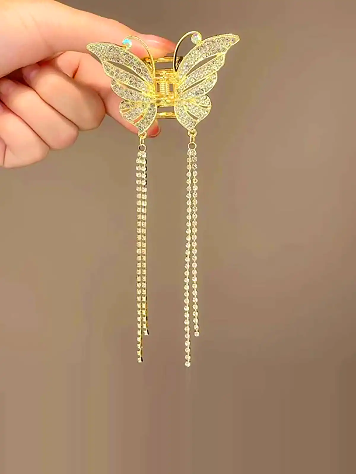 گوشواره آبشاری پروانه ای