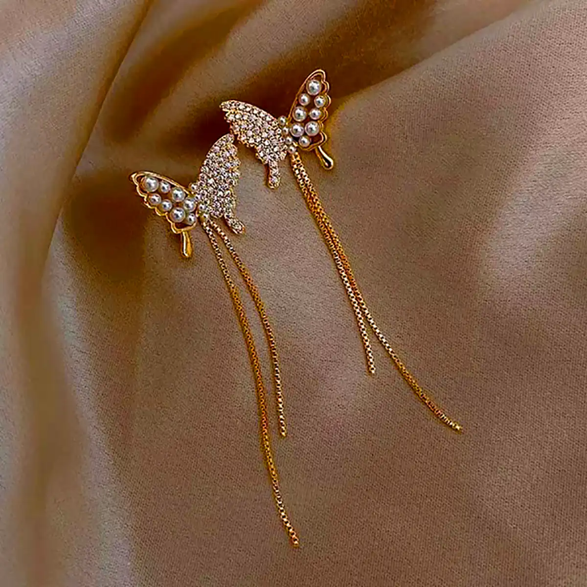 گوشواره آبشاری پروانه ای