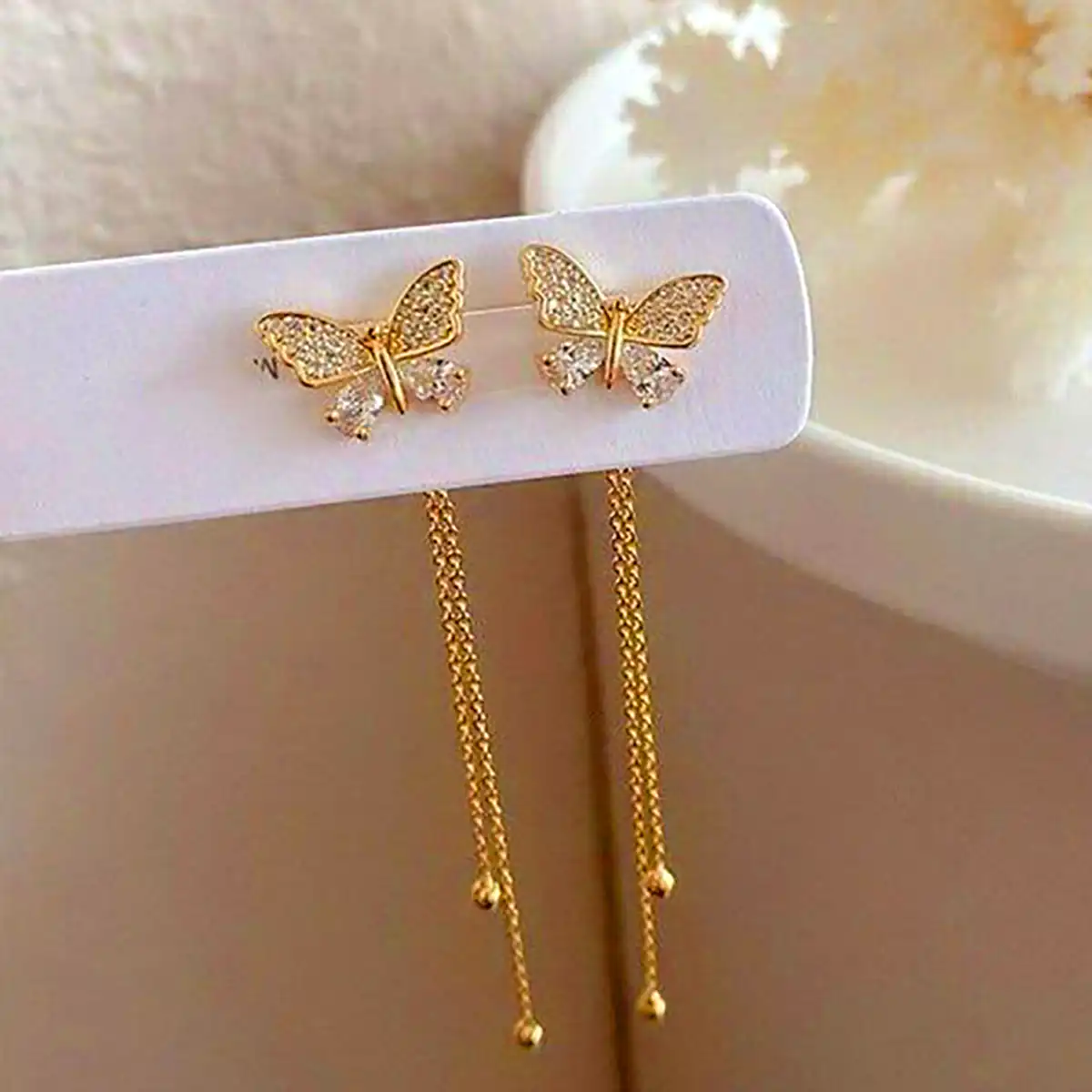 گوشواره آبشاری پروانه ای