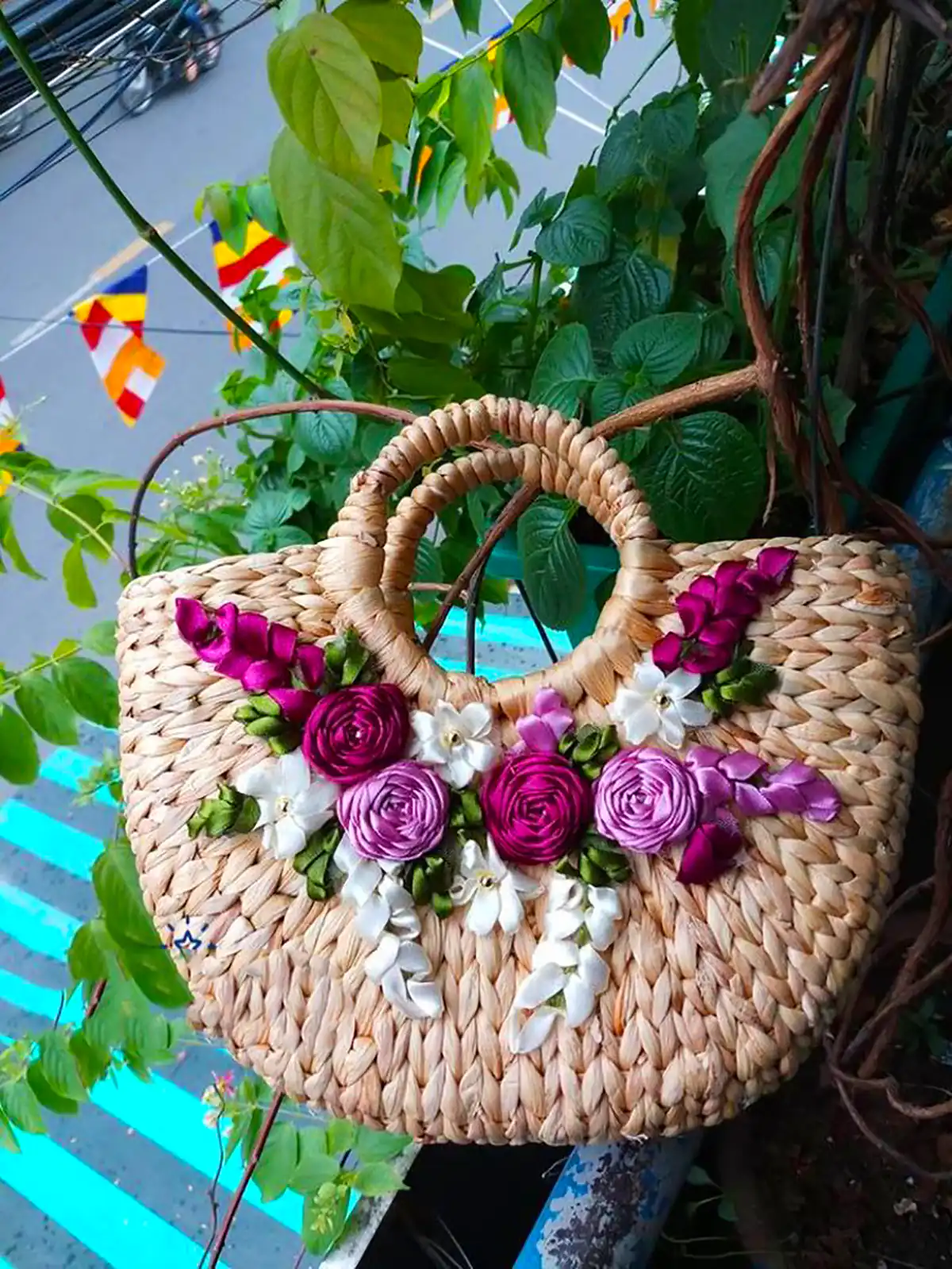 کیف حصیری گلدوزی شده