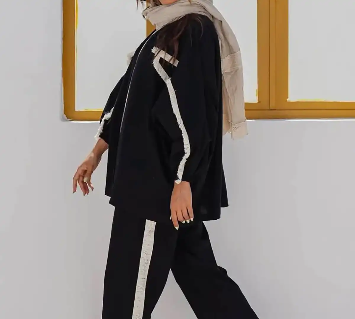 مانتو مشکی ساده و مینیمال