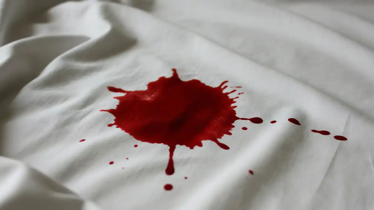 چگونه لکه خون را از ملحفه پاک کنیم