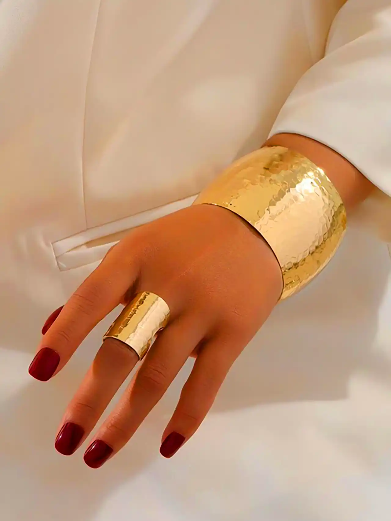 بنگل طلا پهن و طرحدار