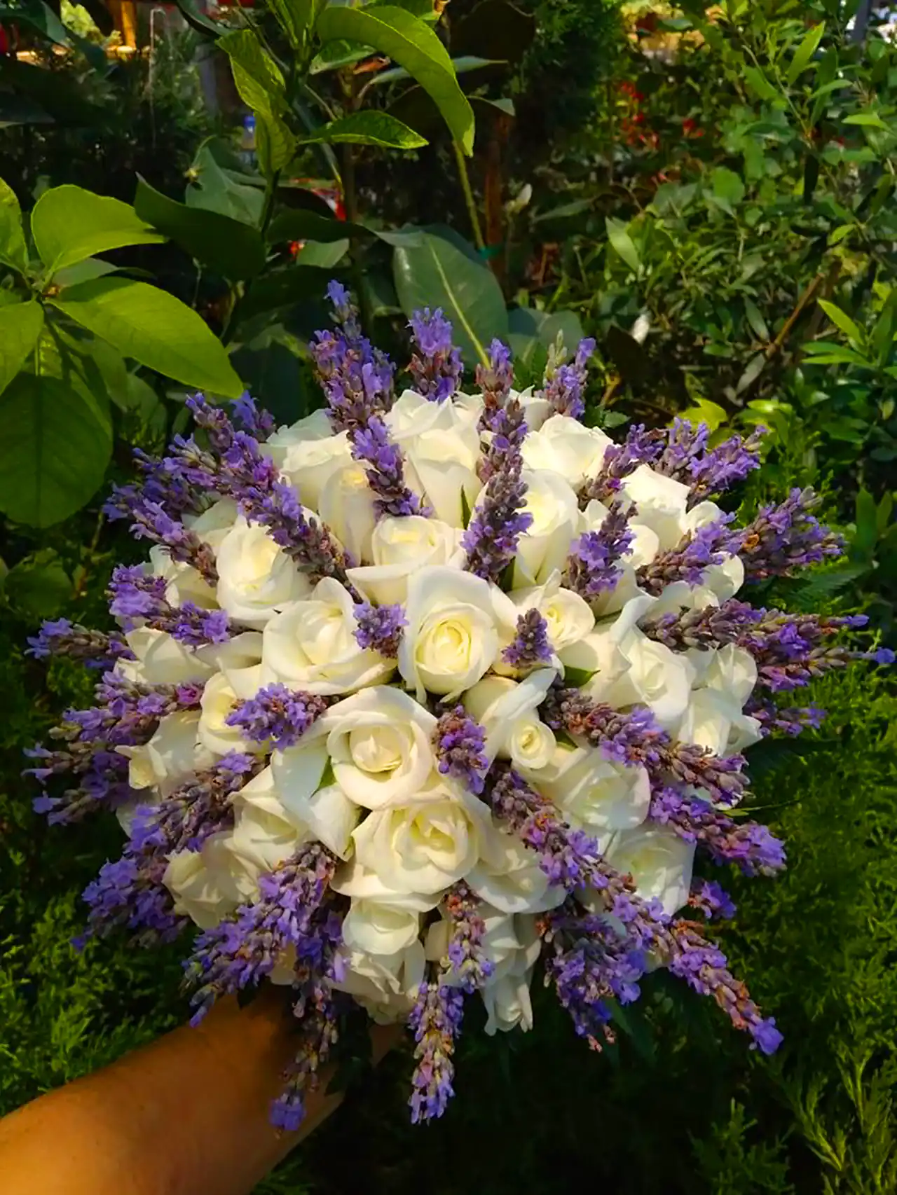 دسته گل عروس تم یاسی