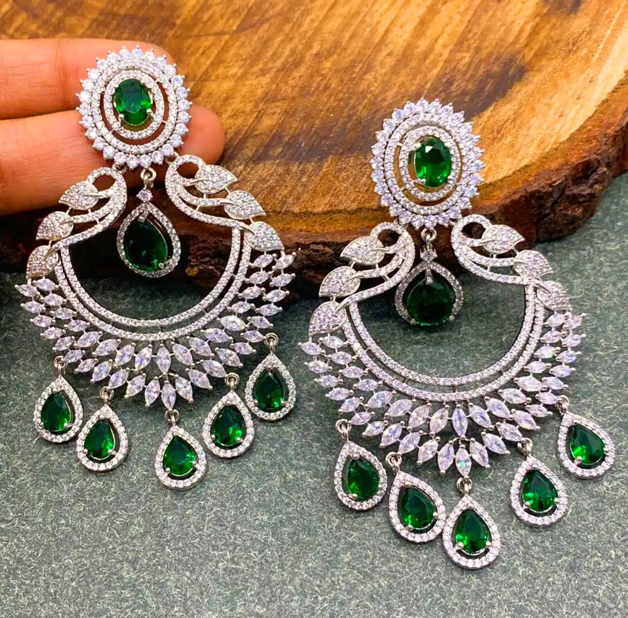 گوشواره سلطنتی با سنگ زمرد