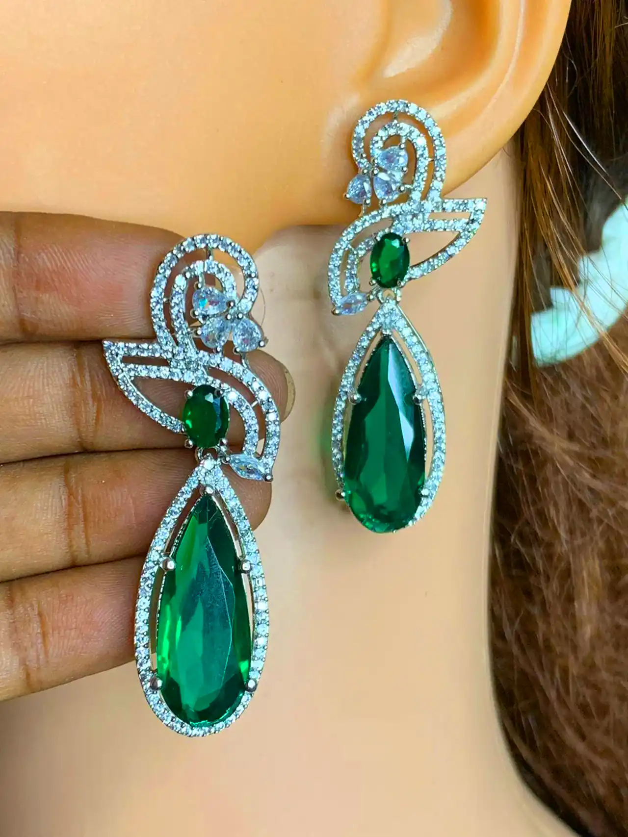 گوشواره سلطنتی با سنگ زمرد