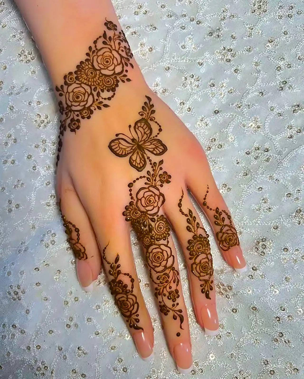 طراحی شیک حنا روی دست