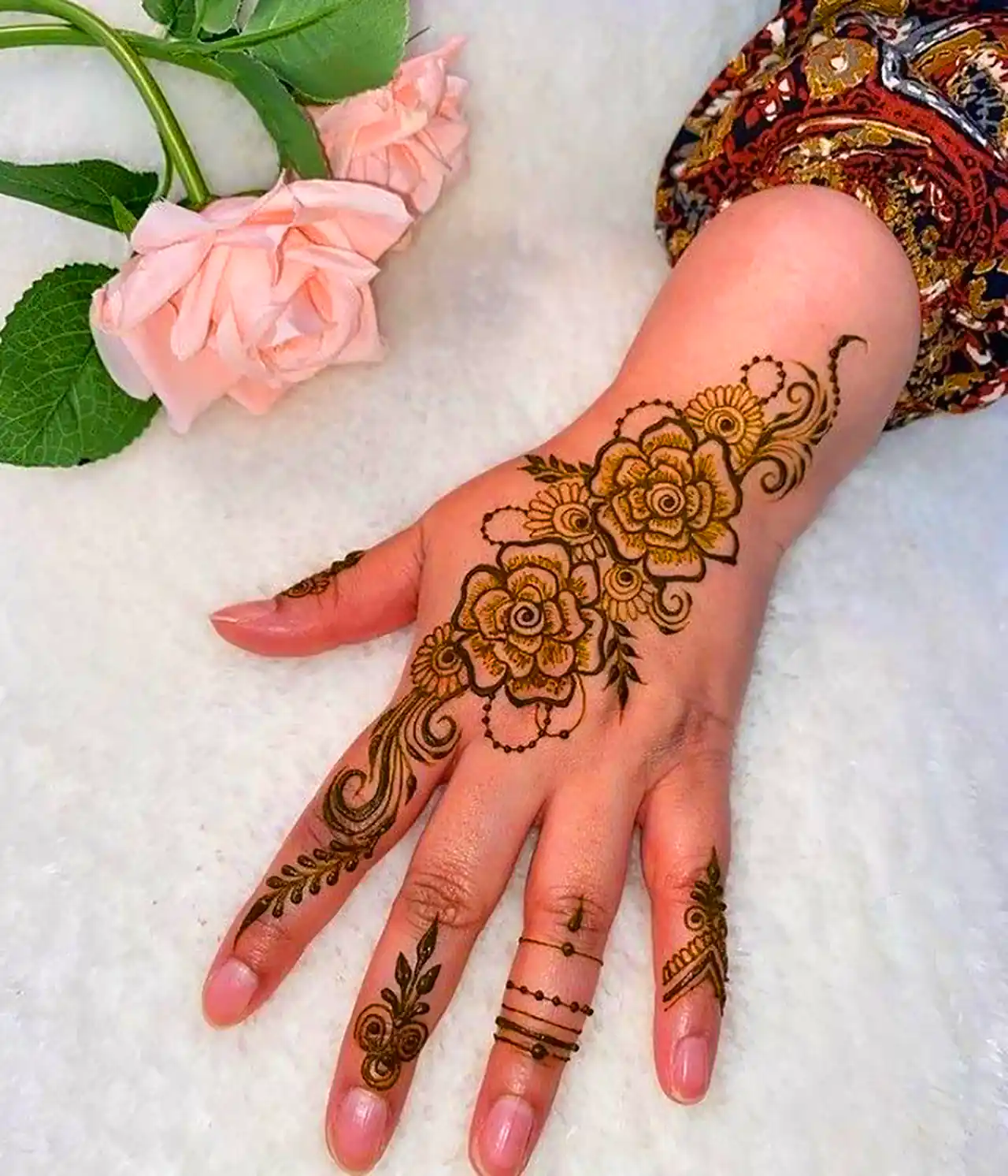 طراحی شیک حنا روی دست