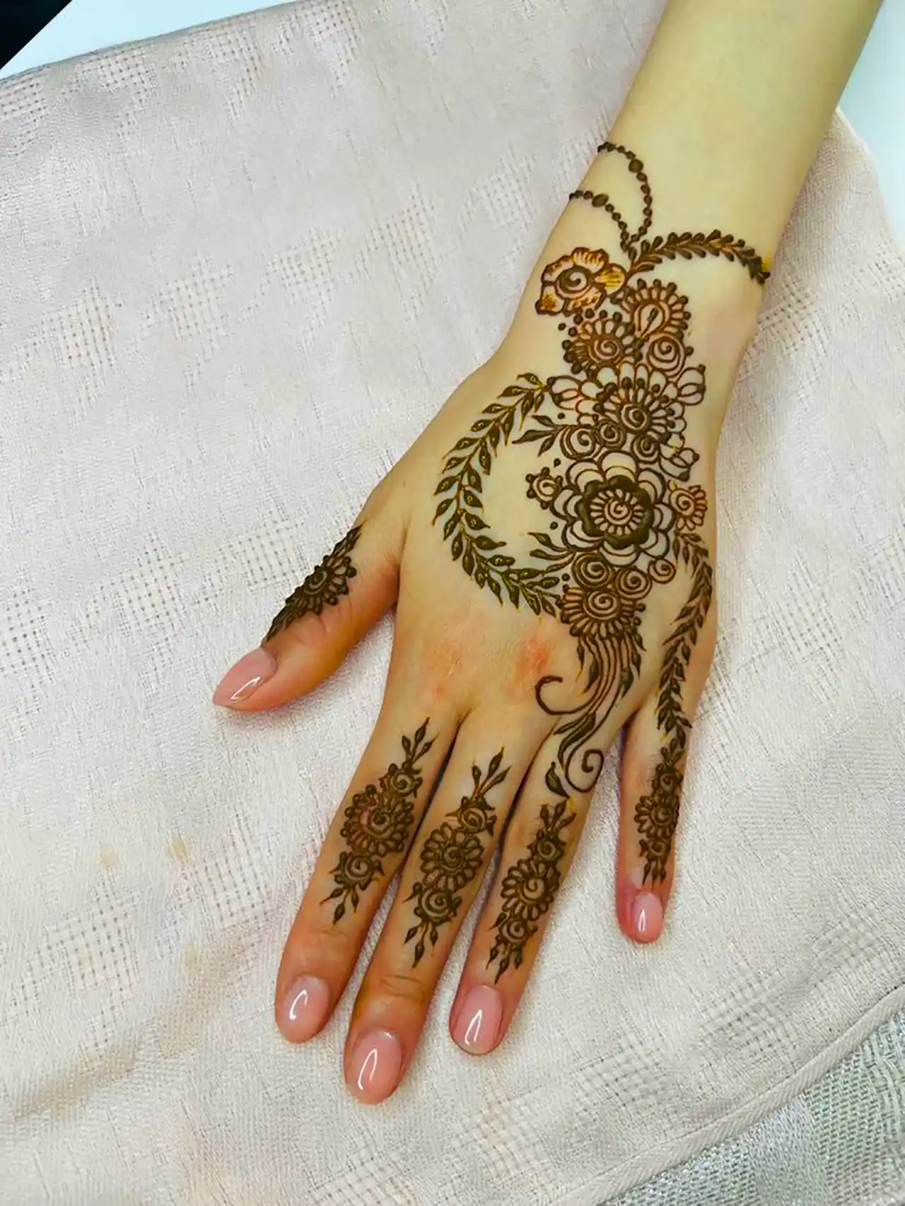 طراحی شیک حنا روی دست